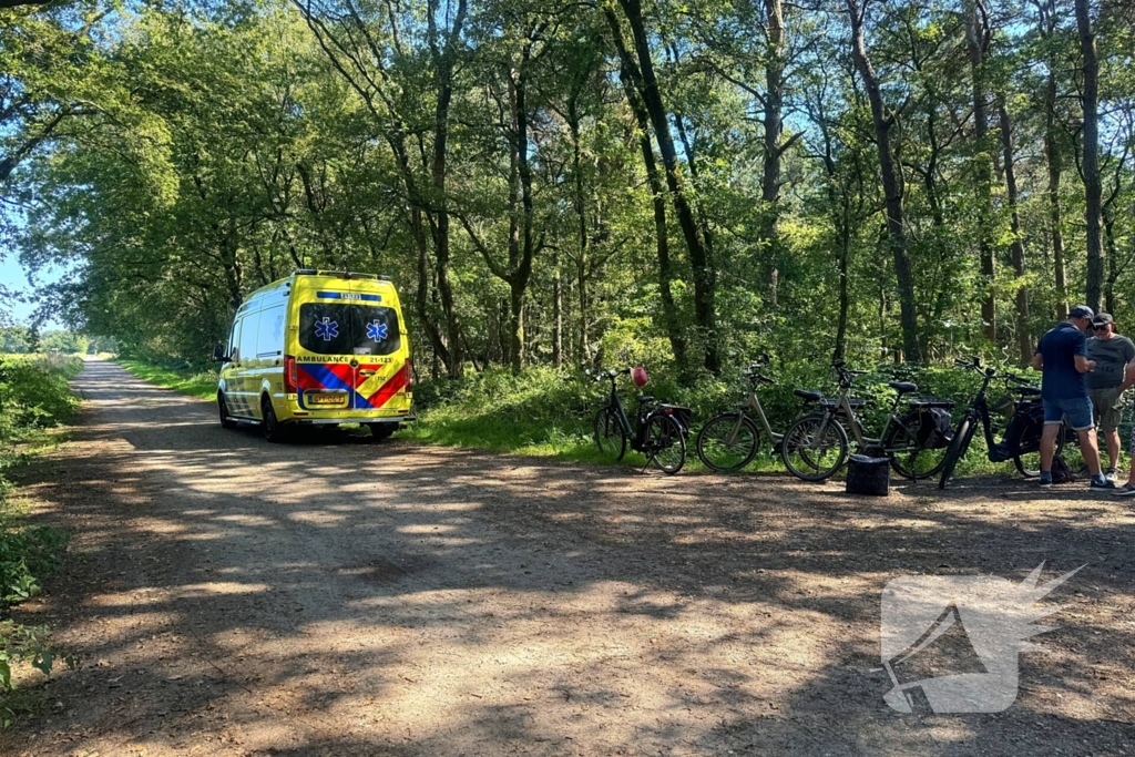 Fietsers botsen in bocht; gewonde naar ziekenhuis