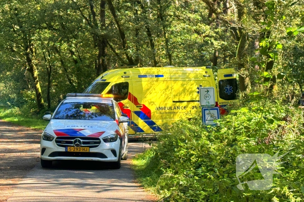 Fietsers botsen in bocht; gewonde naar ziekenhuis