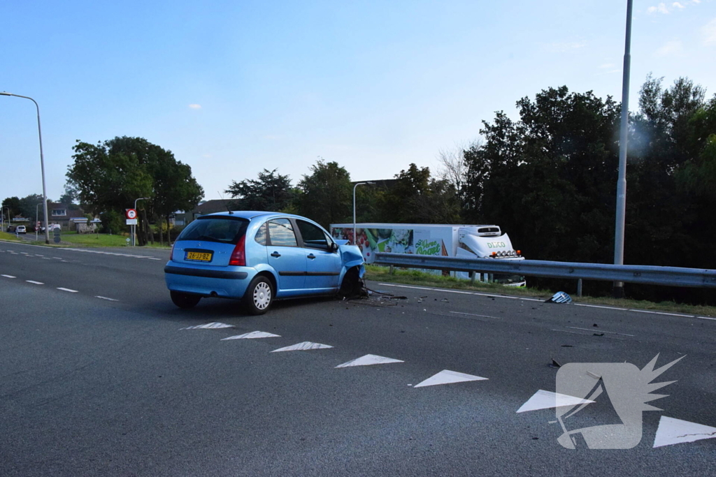 Twee auto's klappen op elkaar op kruising