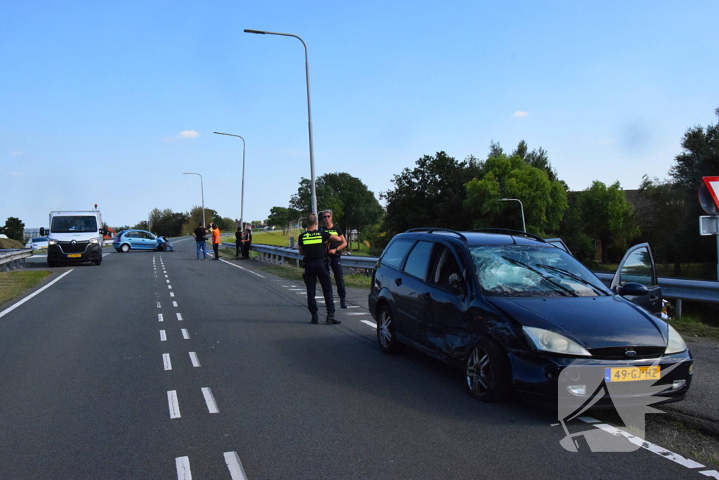 Twee auto's klappen op elkaar op kruising