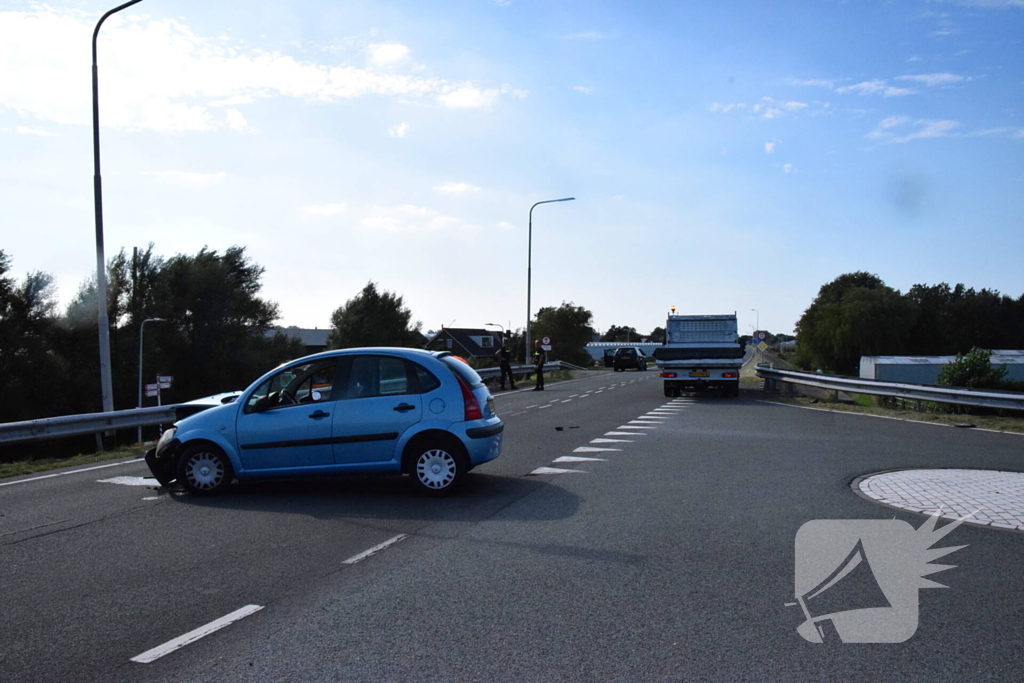 Twee auto's klappen op elkaar op kruising