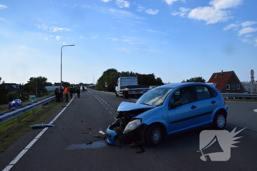 Twee auto's klappen op elkaar op kruising