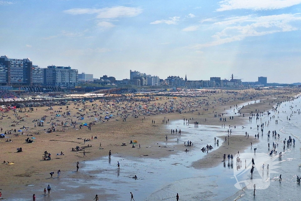 Mensen zoeken verkoeling op het strand