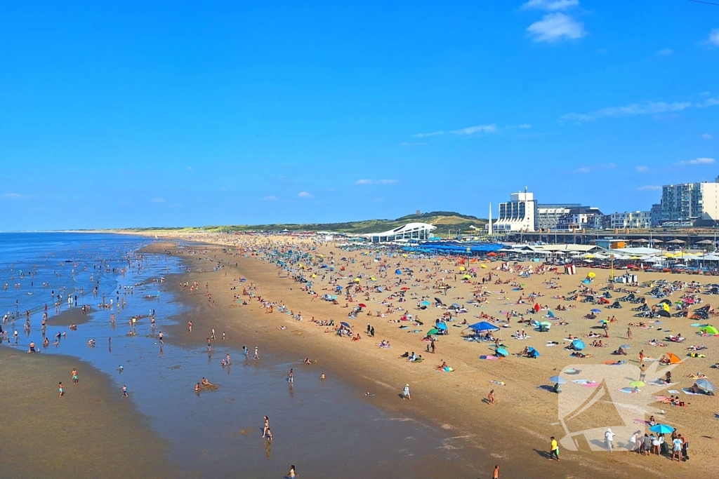 Mensen zoeken verkoeling op het strand