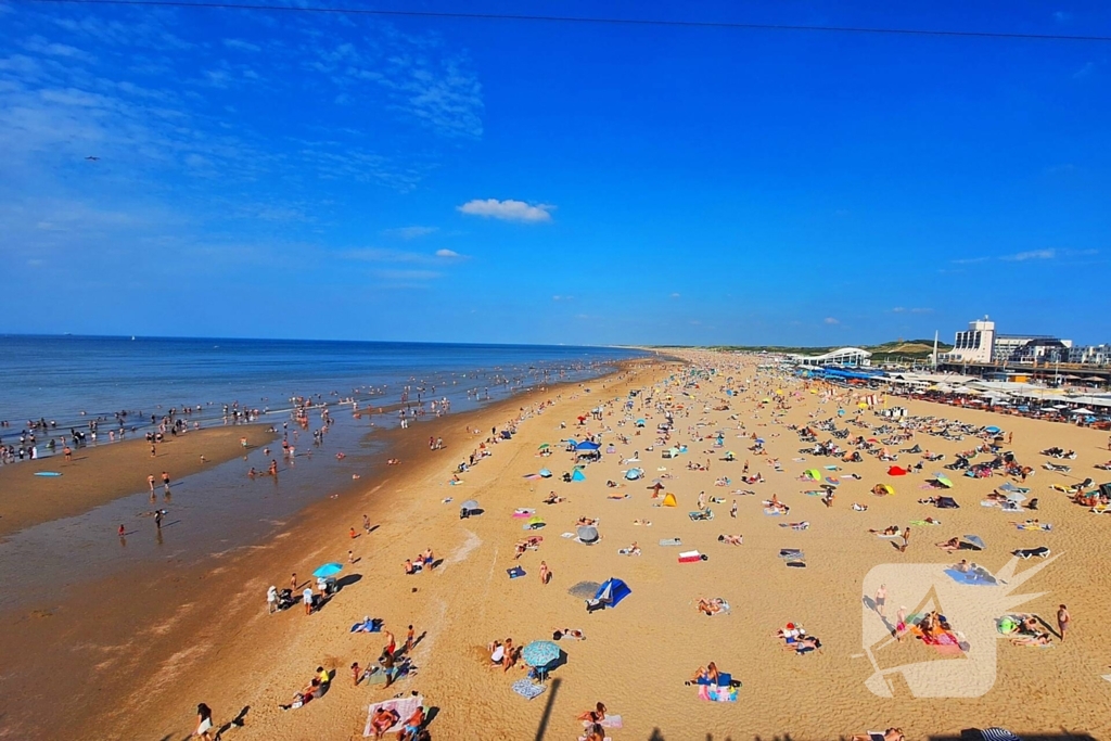 Mensen zoeken verkoeling op het strand