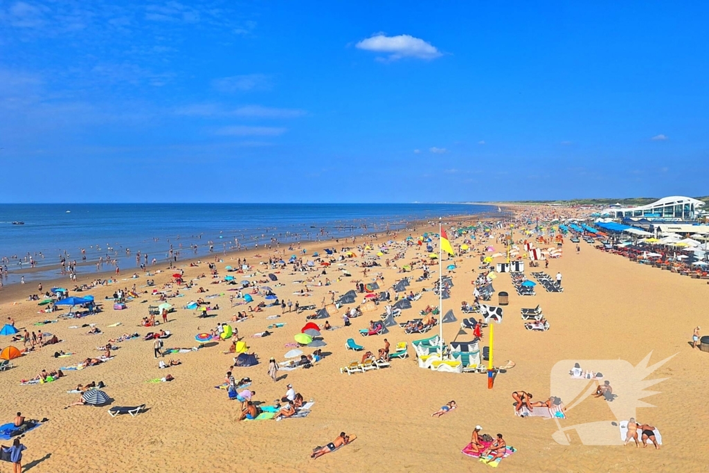 Mensen zoeken verkoeling op het strand