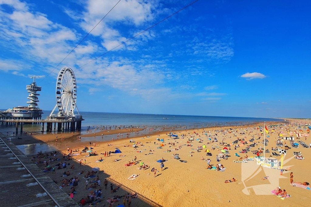 Mensen zoeken verkoeling op het strand