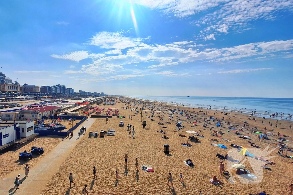 Mensen zoeken verkoeling op het strand