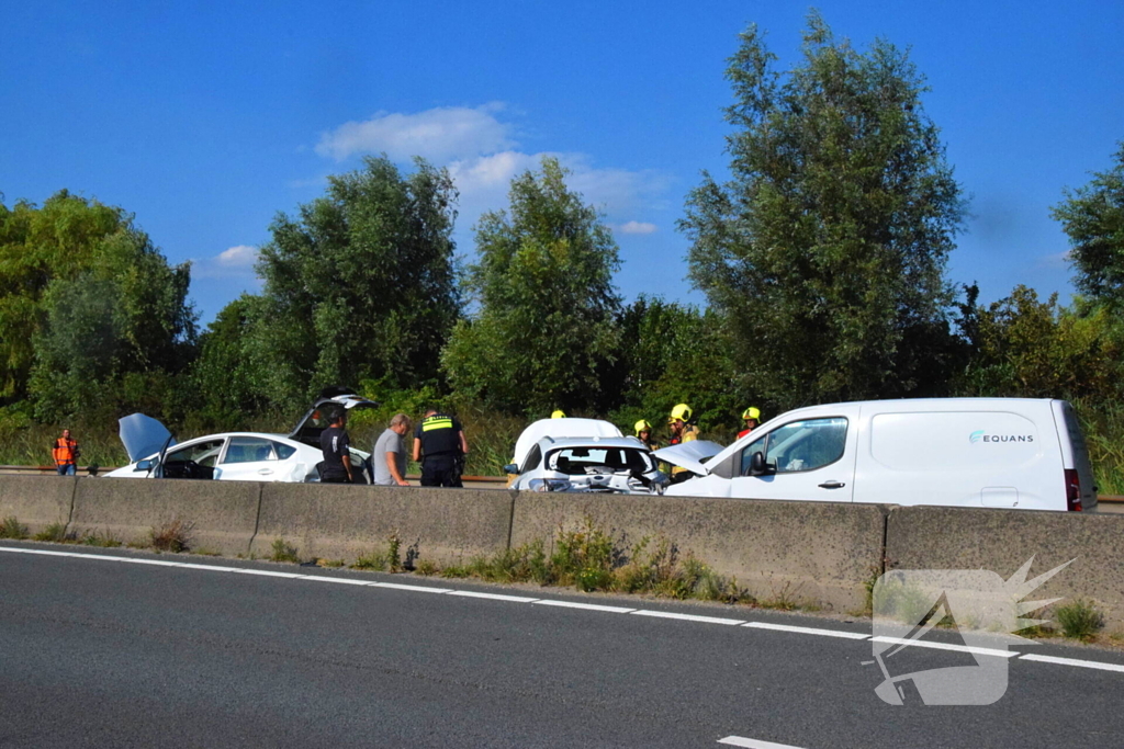 Meerdere voertuigen betrokken bij ongeluk op snelweg