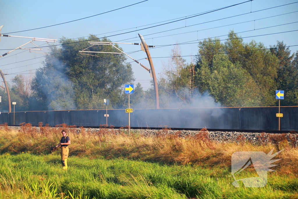 Tientallen meters bermbrand achter spoor moeilijk bereikbaar