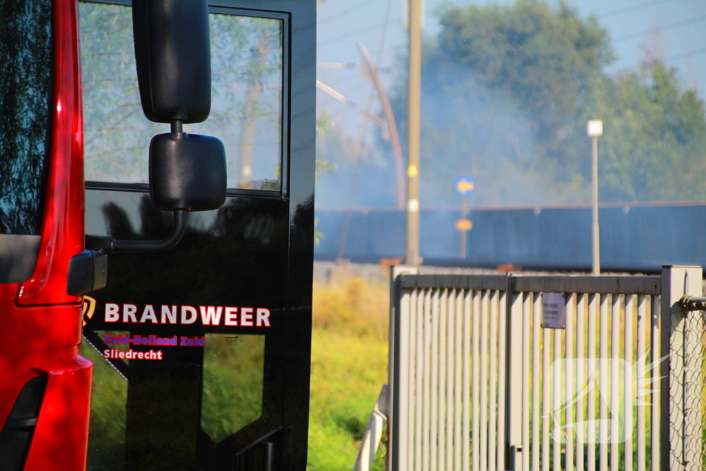 Tientallen meters bermbrand achter spoor moeilijk bereikbaar