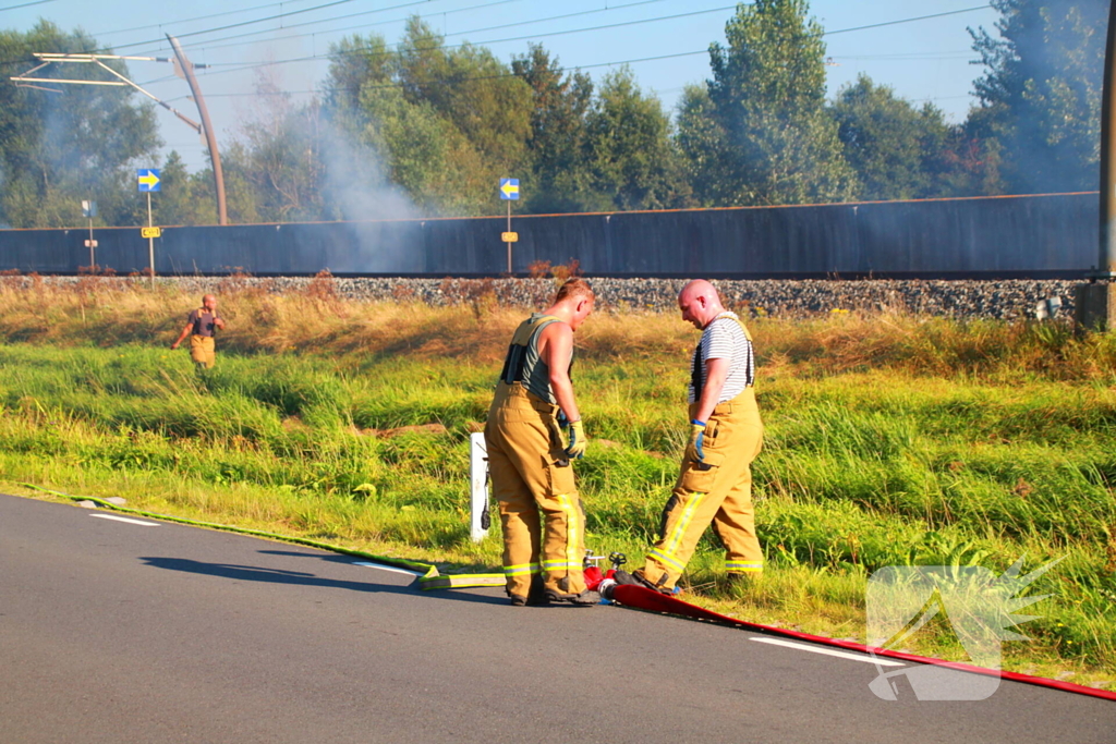 Tientallen meters bermbrand achter spoor moeilijk bereikbaar