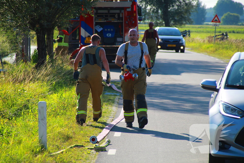 Tientallen meters bermbrand achter spoor moeilijk bereikbaar