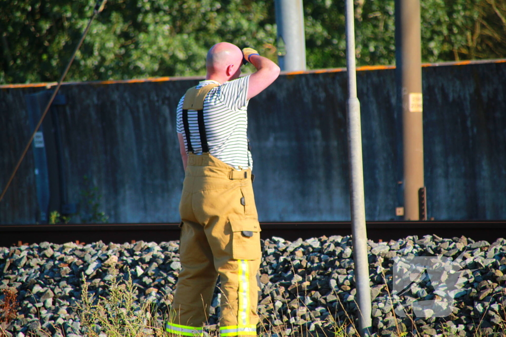 Tientallen meters bermbrand achter spoor moeilijk bereikbaar