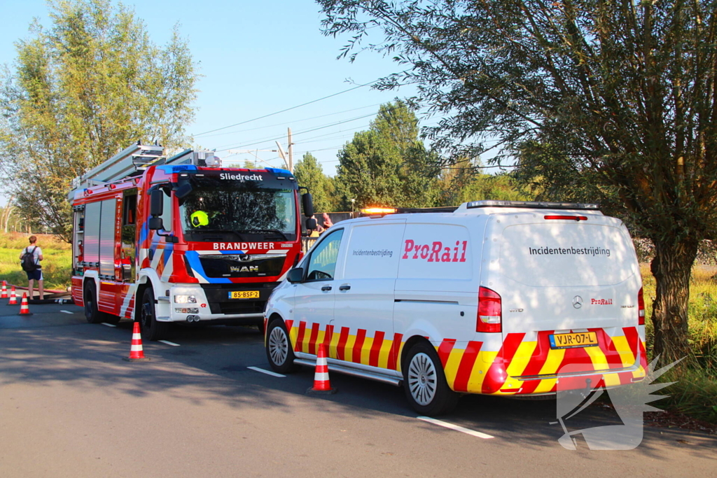 Tientallen meters bermbrand achter spoor moeilijk bereikbaar