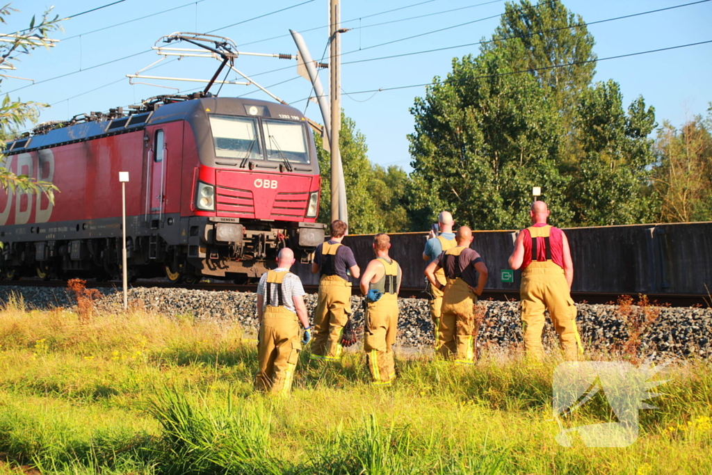 Tientallen meters bermbrand achter spoor moeilijk bereikbaar