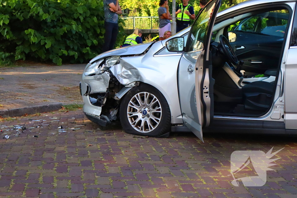 Veel schade na ongeval tussen twee automobilisten