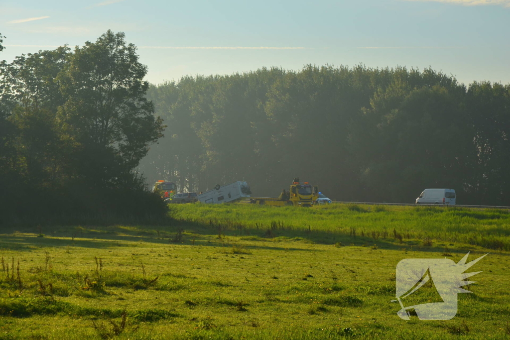 Verkeershinder op de A31 door gekantelde caravan