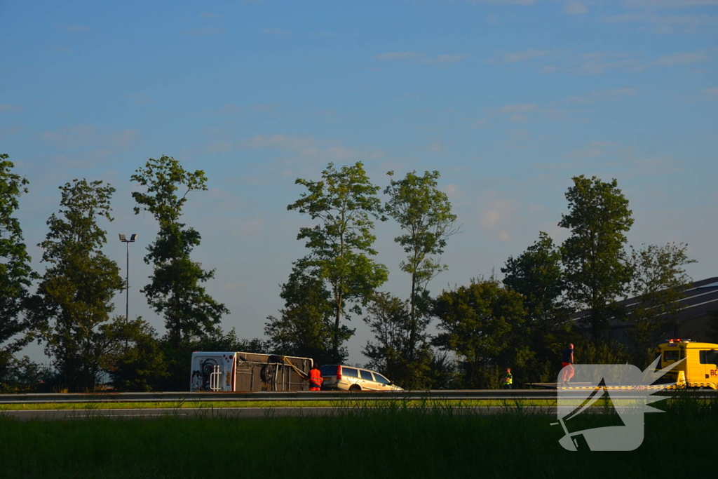 Verkeershinder op de A31 door gekantelde caravan