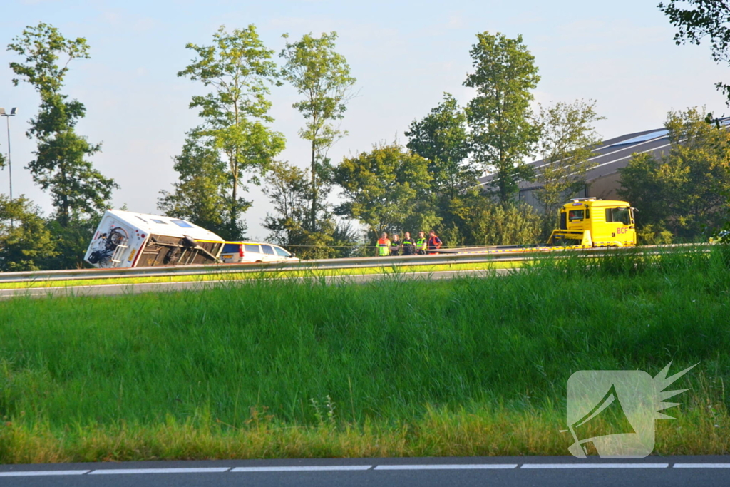 Verkeershinder op de A31 door gekantelde caravan