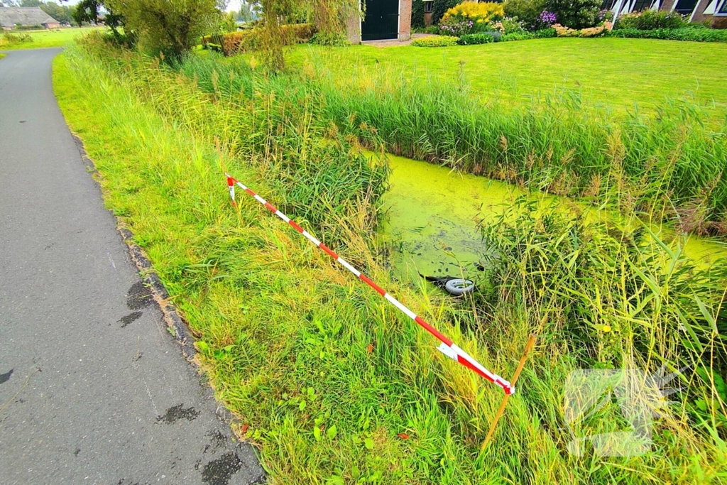 Vrouw op scootmobiel uit water gered na ongeval