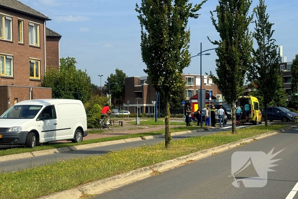 Vrouw op de fiets gewond bij aanrijding met bestelwagen