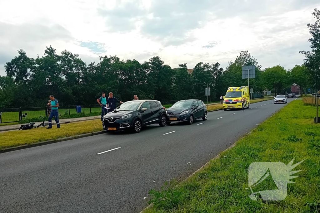 Twee voertuigen botsen achterop elkaar