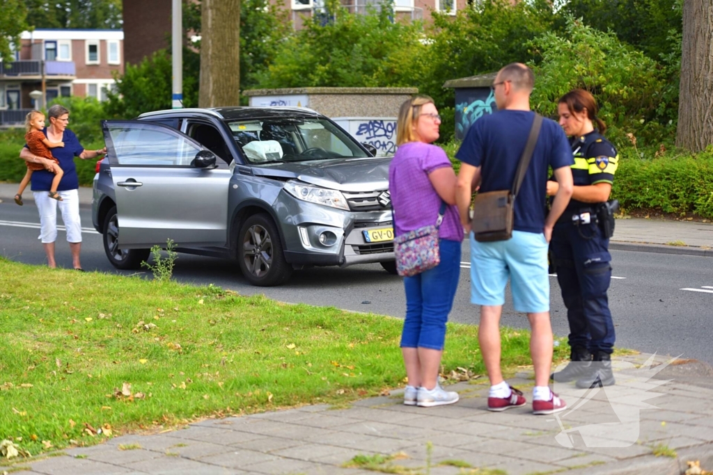 Schade aan twee voertuigen bij kop-staart botsing