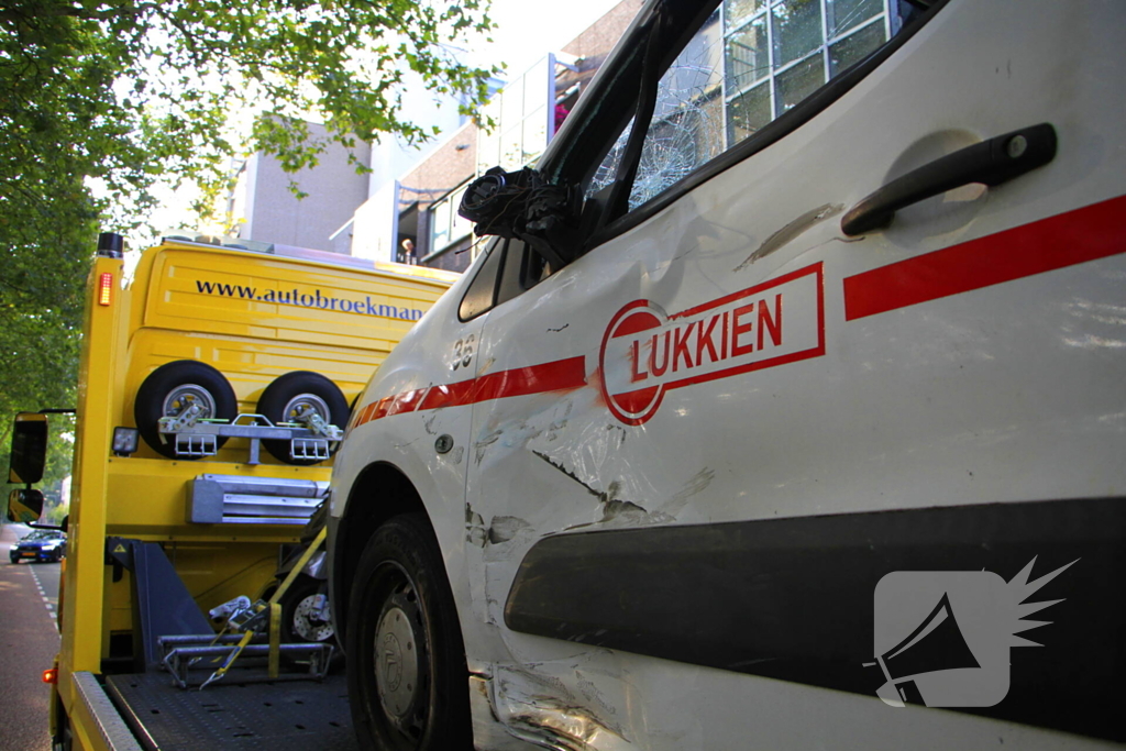 Scooterrijder zwaargewond bij botsing met bestelbus