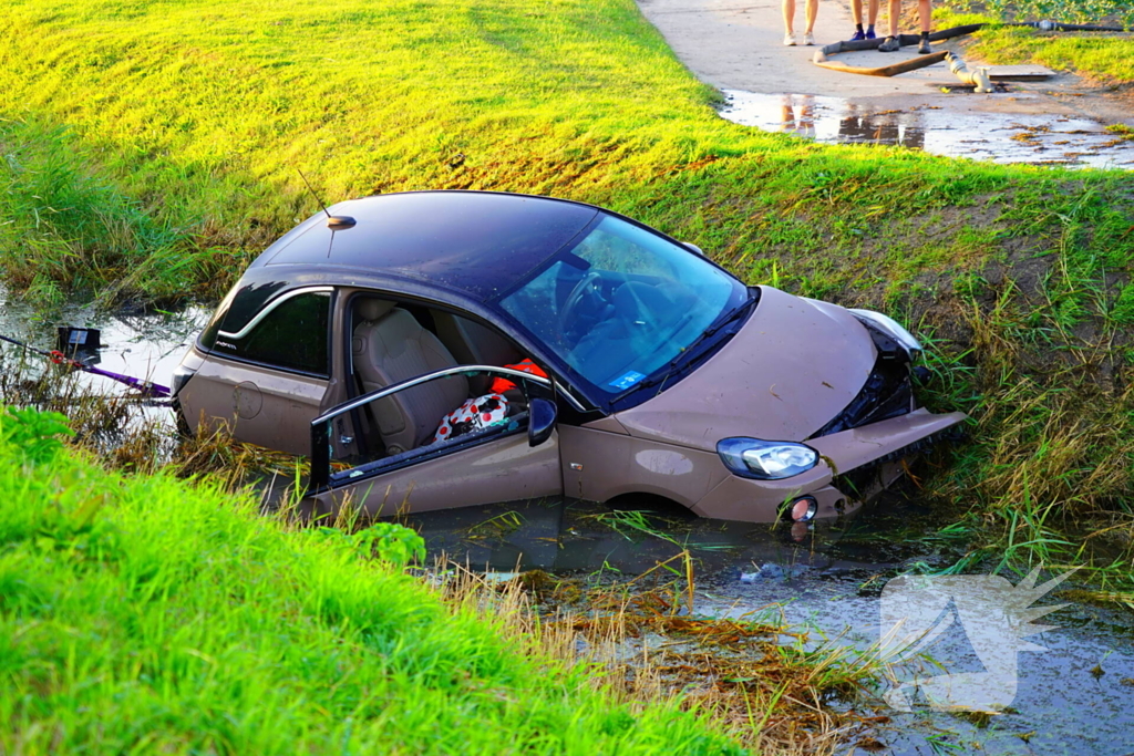 Automobiliste belandt in water en raakt gewond