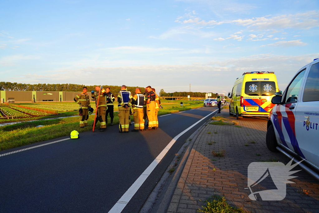 Automobiliste belandt in water en raakt gewond