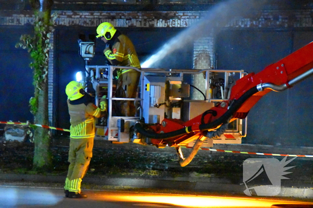 Forse rookontwikkeling bij uitslaande brand bij leegstaand pand