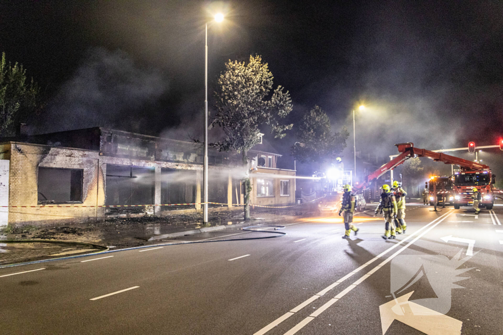 Forse rookontwikkeling bij uitslaande brand bij leegstaand pand