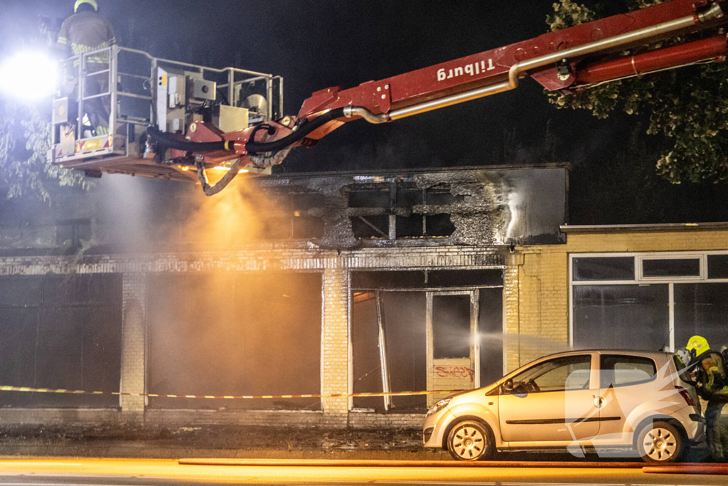 Forse rookontwikkeling bij uitslaande brand bij leegstaand pand