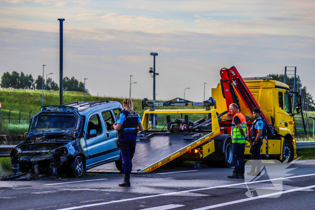 Auto volledig uitgebrand na plotselinge rookontwikkeling