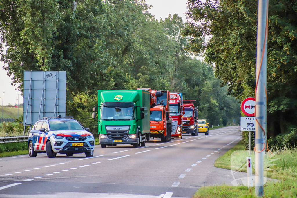 Auto volledig uitgebrand na plotselinge rookontwikkeling