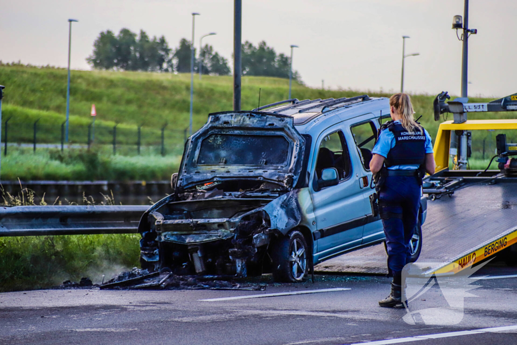 Auto volledig uitgebrand na plotselinge rookontwikkeling