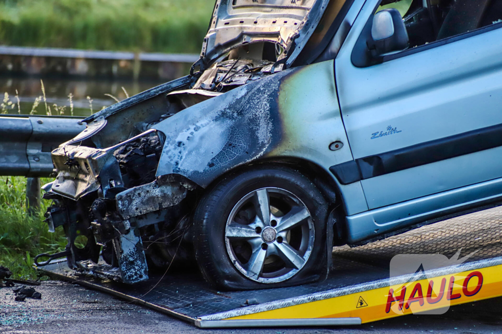 Auto volledig uitgebrand na plotselinge rookontwikkeling