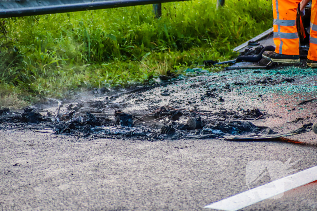 Auto volledig uitgebrand na plotselinge rookontwikkeling