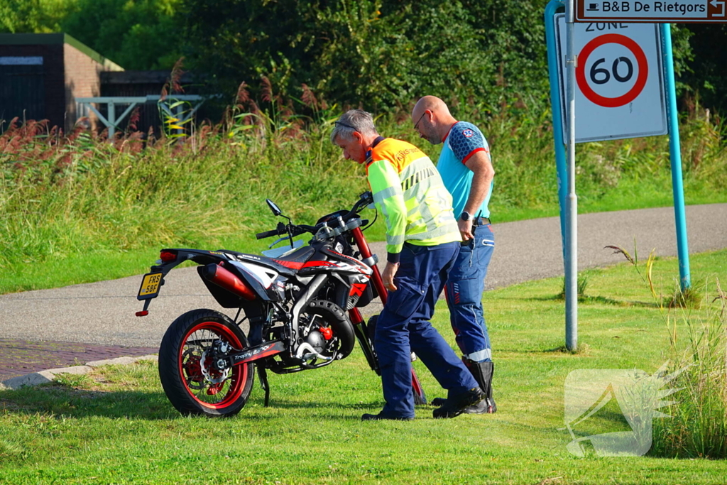 Brommerrijder naar ziekenhuis na aanrijding met auto