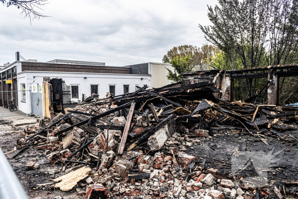 Veel schade dag na grote brand in leegstaand pand