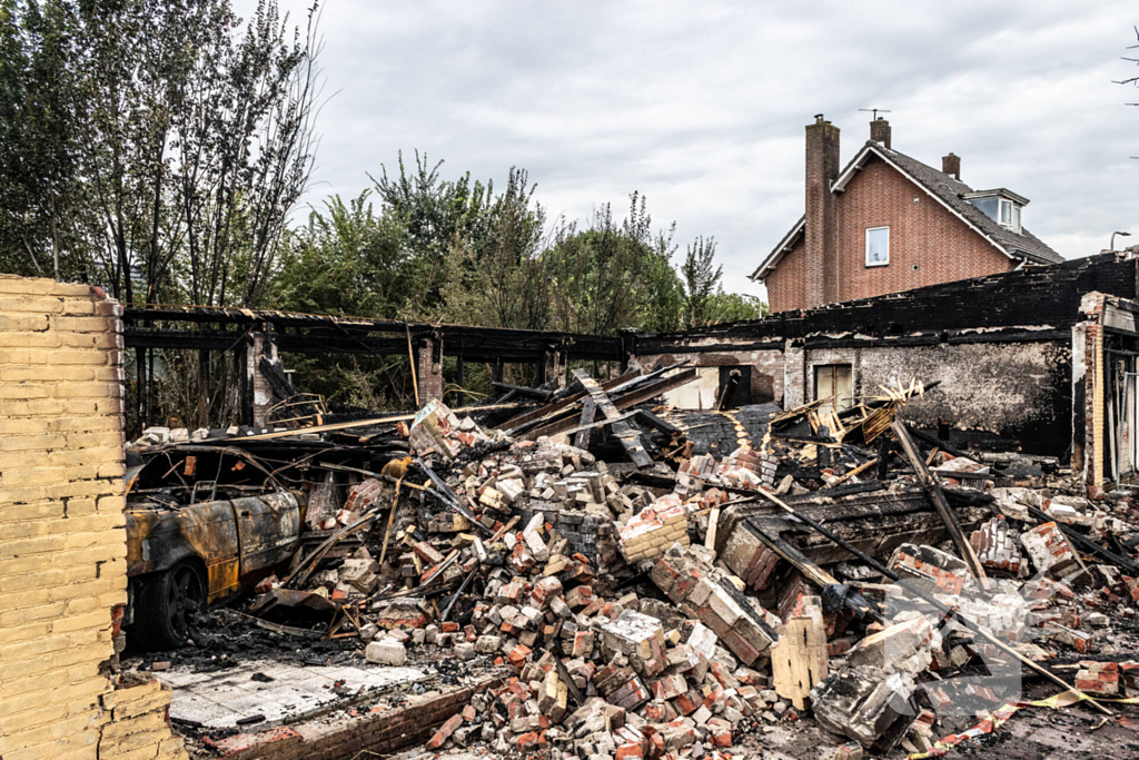 Veel schade dag na grote brand in leegstaand pand