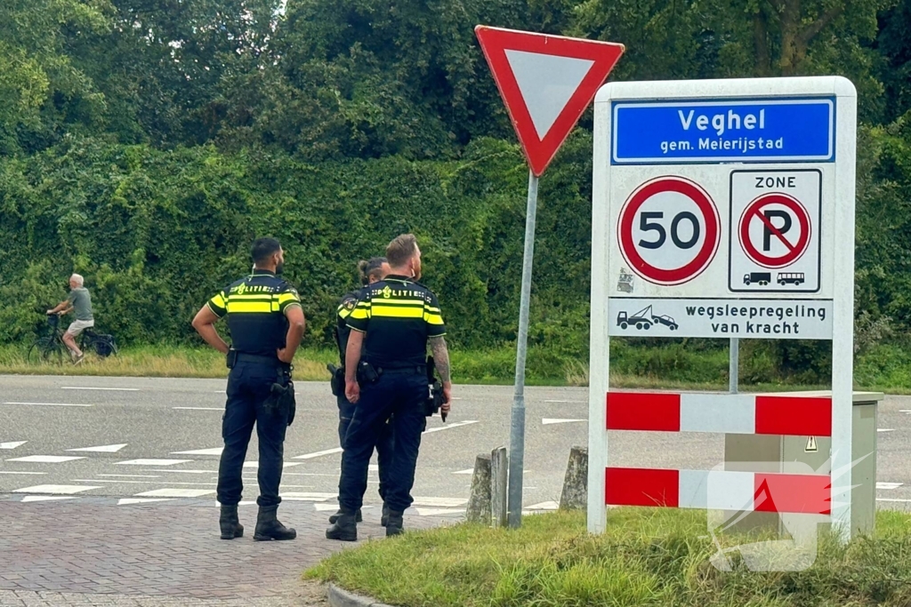 Politie houdt verkeerscontrole bij tankstation