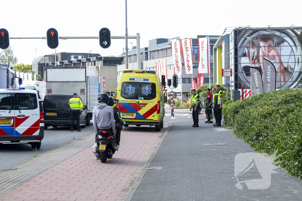 Bestuurder gewond bij botsing op drukke weg