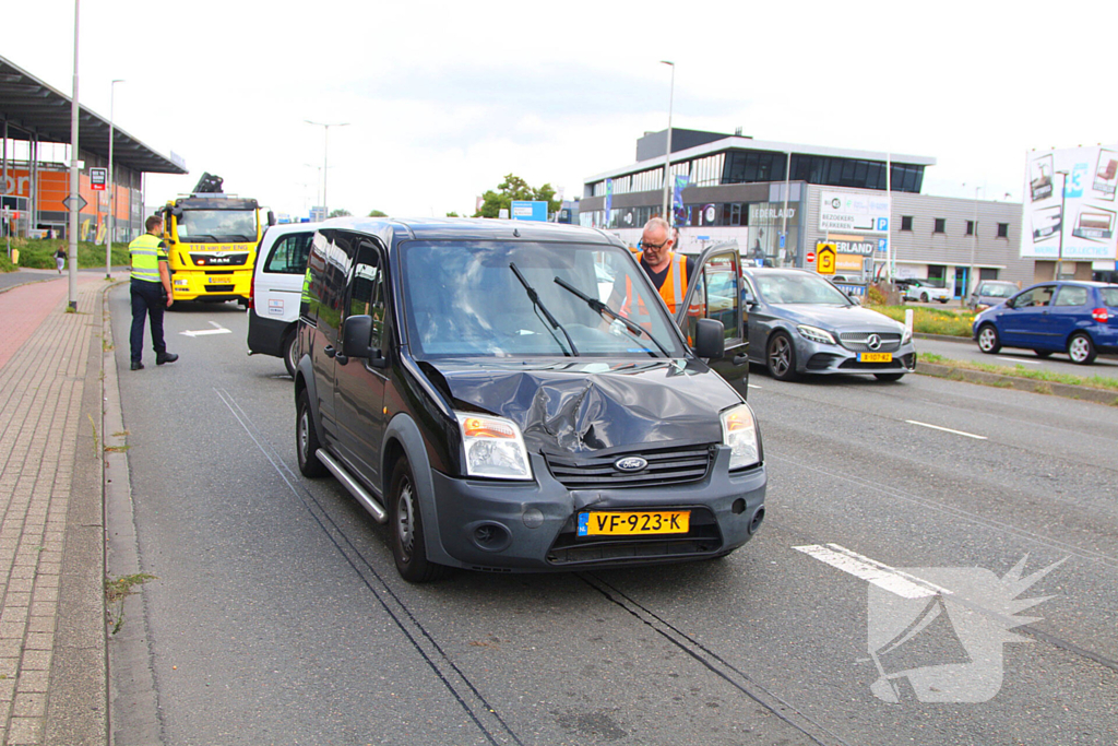 Bestuurder gewond bij botsing op drukke weg