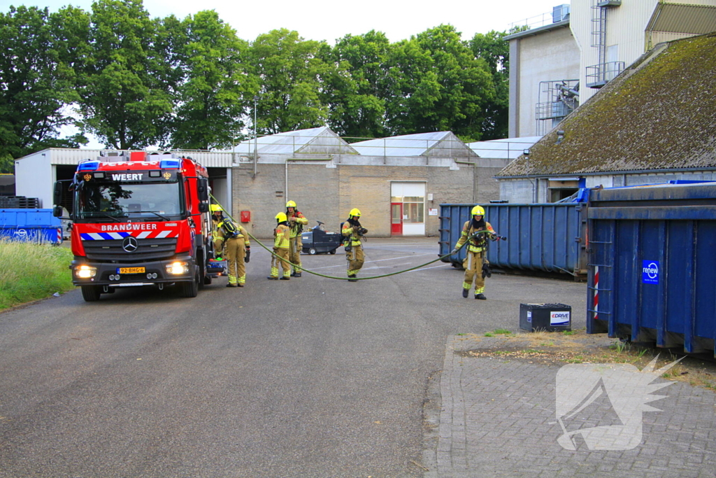 Veegwagen vat vlam in meelfabriek