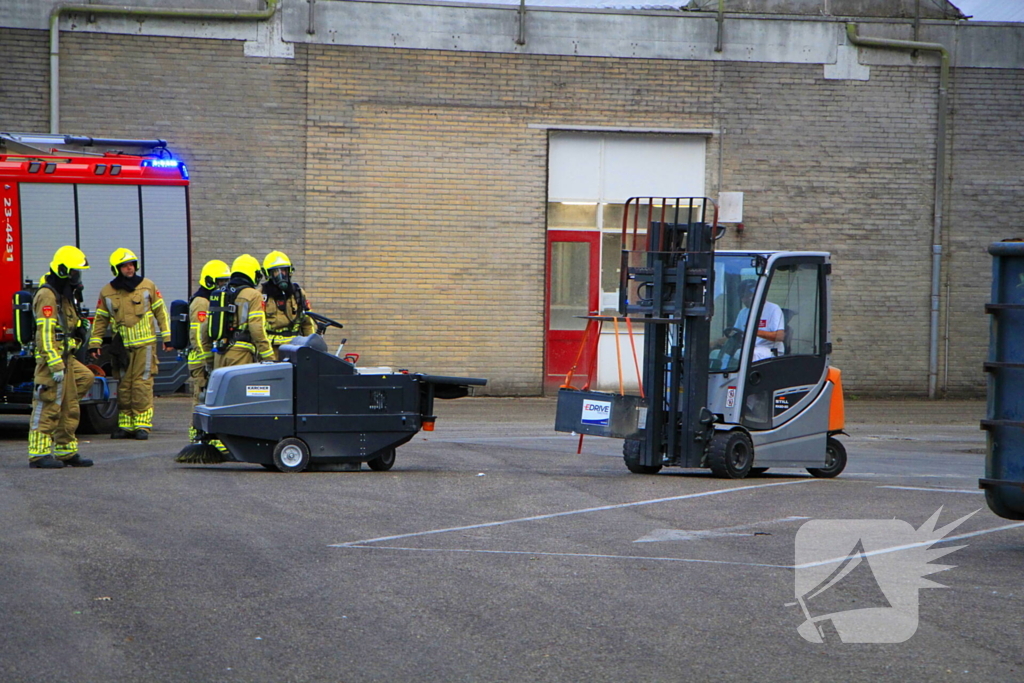 Veegwagen vat vlam in meelfabriek