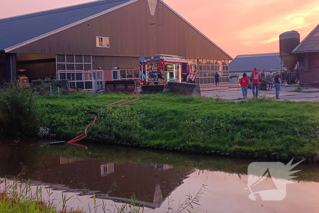 Grote uitslaande brand bij veehouderij