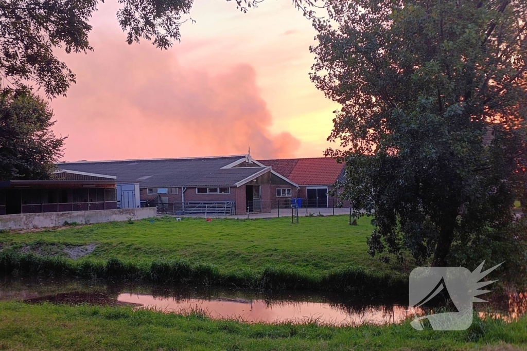 Grote uitslaande brand bij veehouderij