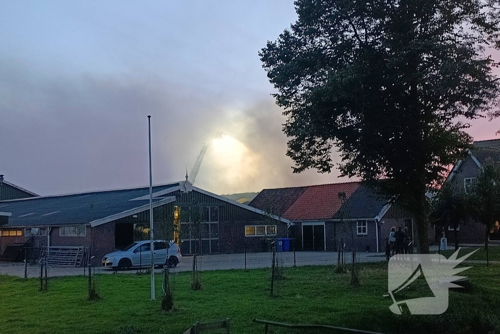 Grote uitslaande brand bij veehouderij